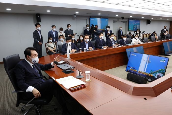 윤석열 대통령이 文 전 대통령과 달리 누리호 발사 현장 안 찾아가고 ‘TV’로 본 이유