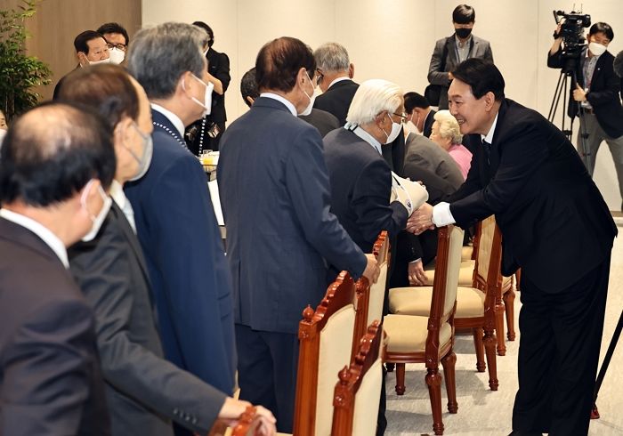 왕고참 정치 선배들 만나자 90도 ‘폴더인사’하며 깍듯이 대우한 새내기 윤석열 대통령