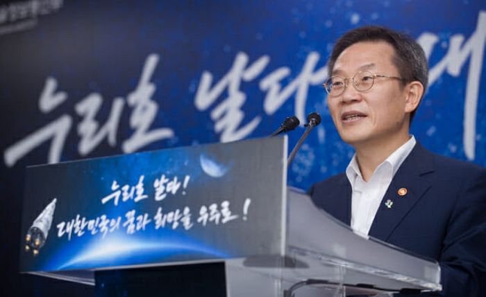 ‘누리호 발사 성공’ 너무 좋아 미소 못 숨기고 브리핑한 과학기술부 장관님 (영상)