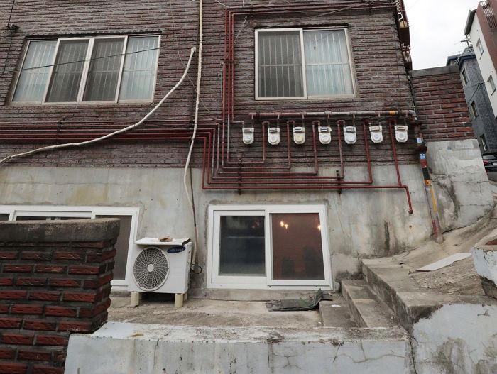 반지하 사는 딸 부끄러워할까 봐 ‘디저트 카페’처럼 꾸며 친구들 부러움 사게 한 엄마의 센스