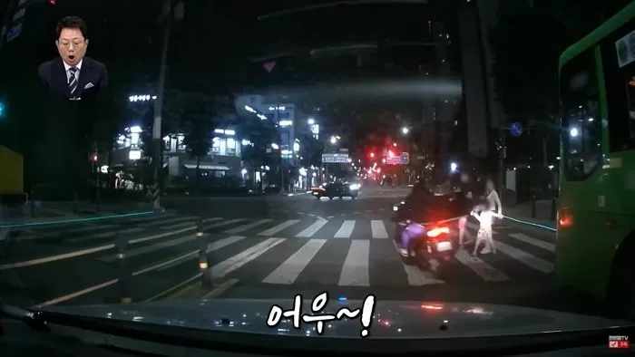 ‘신호위반’ 주행하다 횡단보도 건너는 일가족 덮칠 뻔한 배달 오토바이 (영상)
