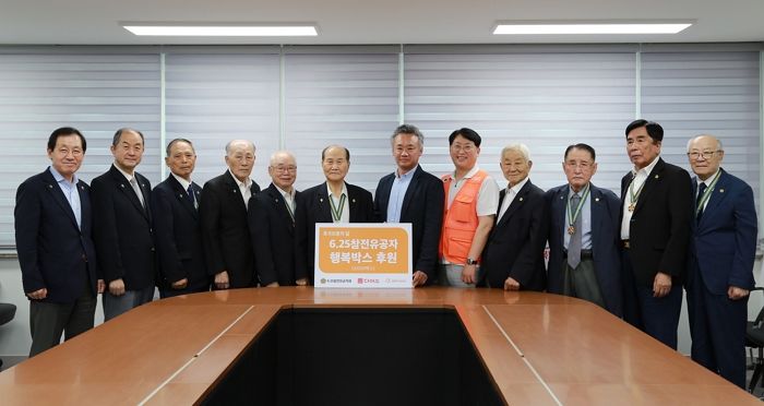 6.25 기념일 앞두고 참전용사에 행복박스 전달한 ‘아성 다이소’