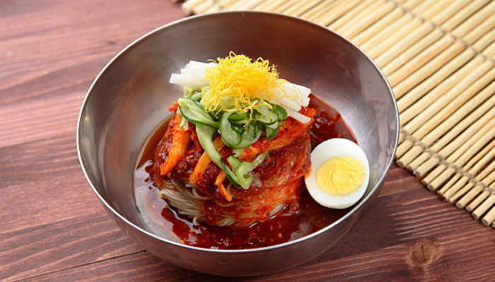 경남 김해 한 냉면집 냉면 먹은 손님 34명 집단 식중독...60대 남성 사망