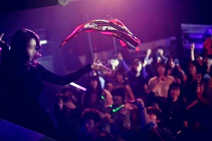 여친이 과거 ‘클럽·할로윈 파티’ 다녔다는 사실 알더니 싸늘하게 변한 남자친구