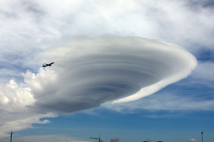 오늘 제주도 하늘에 나타난 환상적인 ‘UFO’ 모양 구름 (사진)