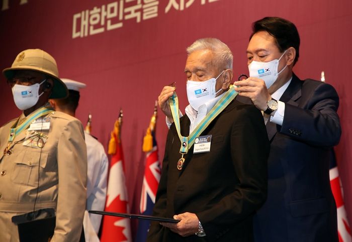 6·25 참전용사들 초청해 ‘평화의 사도’ 메달 직접 걸어준 윤 대통령 (사진)