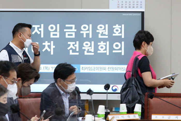 내년도 최저임금...노동계는 19% 인상된 1만 890원 vs 경영계는 9160원 동결