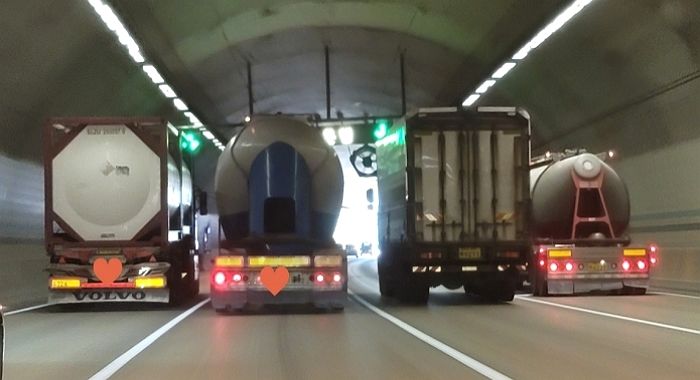 고속도로 달리던 운전자들 답답해 복장 터지게 만든 터널 속 4차선 상황