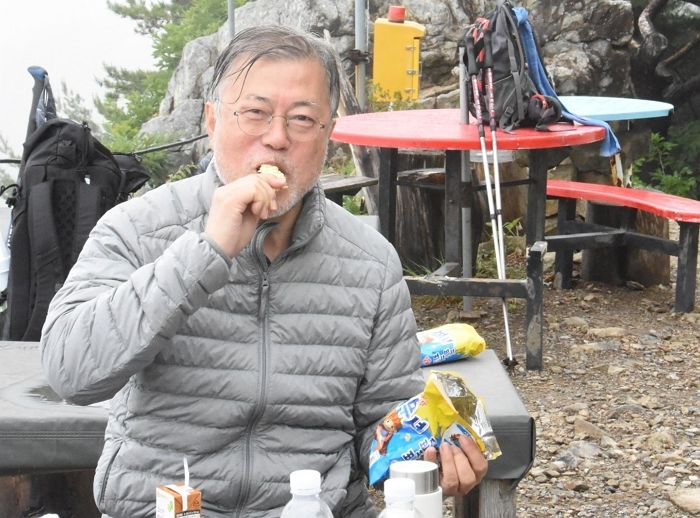 문재인 전 대통령, 산행 뒤 땀 뻘뻘 흘리며 폭풍 먹방하는 사진 공개
