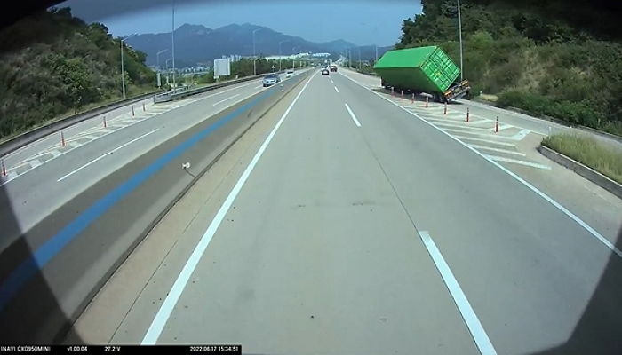 “앞차서 컨테이너 떨어져 죽을 뻔했는데 되레 수리비 내놓으랍니다” (영상)