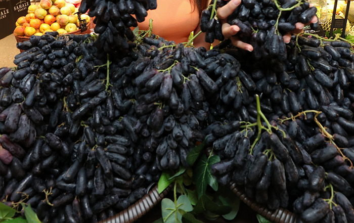 가지처럼 생긴 포도 이름 공모하는 사내게시판 글에 “흑인고X포도” 당당히 쓴 농협 직원