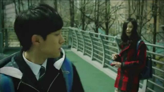 “꾸부정한 자세로 걷는 학생에 ‘허리 좀 펴고 걸어’라고 지적한 저 오지랖인가요”