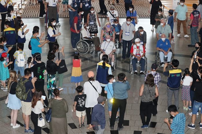 6·25 참전용사들 전쟁기념관 방문하자 자리에 서서 기립박수 보내는 시민들