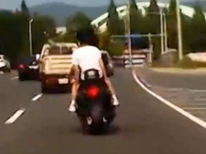 훔친 오토바이 타던 무면허 청소년들 단속해 잡았는데도 오토바이 다시 돌려준 경찰관