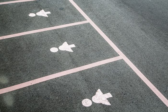 “마트 주차장서 만난 모녀가 ‘여성 전용 자리’ 찜 해두고 남자라며 안 비켜줬습니다”