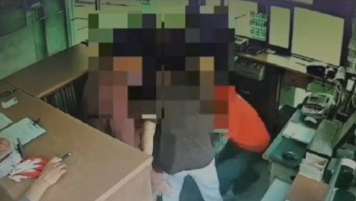 셀프주유소서 70대 노인 직원 무릎 꿇리고 뺨 때린 남성