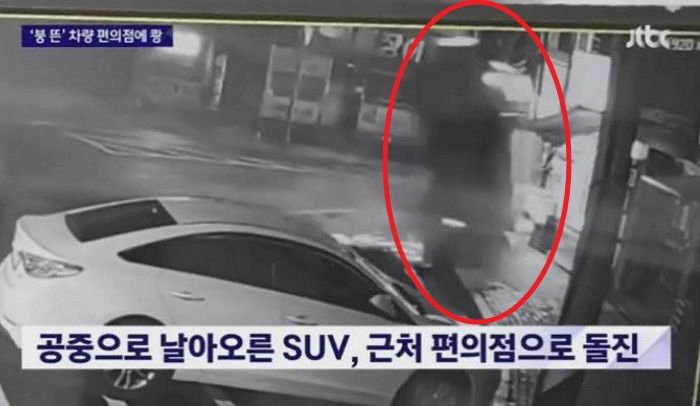 어젯밤, 공중에서 ‘붕’ 날아오더니 편의점으로 ‘돌진’한 SUV 차량 (영상)