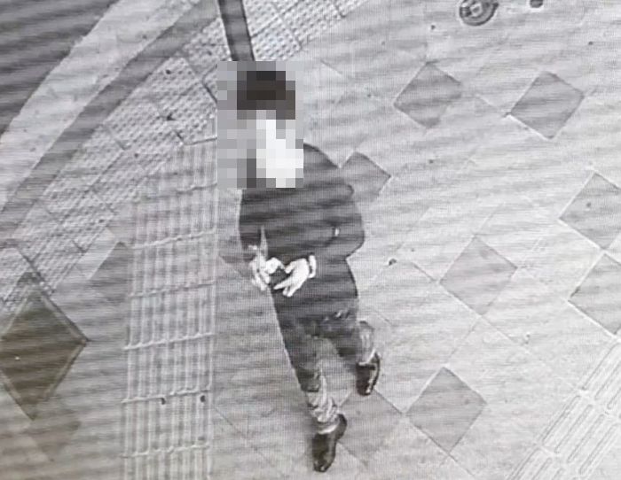 “벤츠 마스크 쓴 남성 조심하세요”...디시인사이드 ‘편의점 갤러리’에 공개된 실제 사기 사건