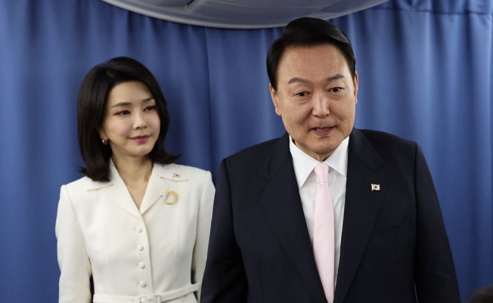 국민 56.3% “김건희 여사, ‘영부인’ 역할 잘 못하고 있어”