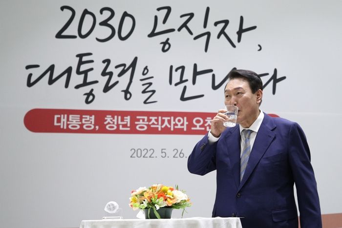 여론조사서 윤 대통령 국정수행 긍정·부정 ‘데드 크로스’...20대 지지율 대거 이탈