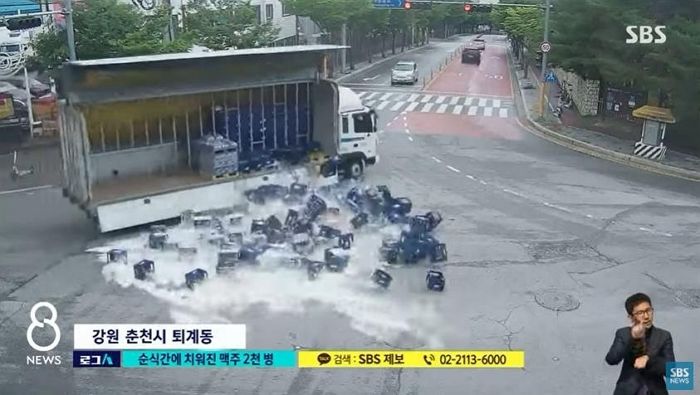 길 한복판에 쏟아진 ‘맥주 2천 병’ 보고 달려와 단 30분 만에 깨끗하게 치우고 떠난 시민들