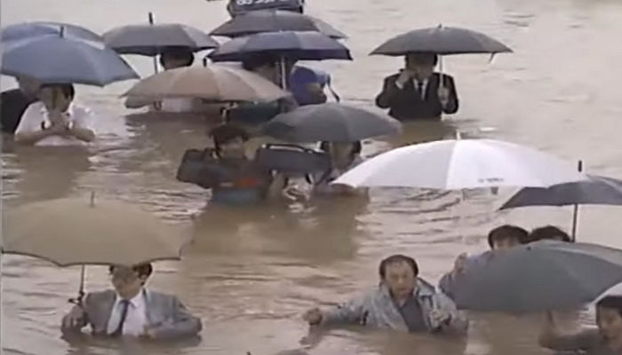 1990년도 여름 장마 당시 가슴까지 빗물 차올라도 걸어서 출근·등교한 한국인들 (영상)