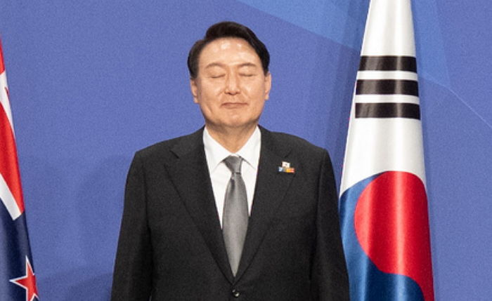 나토 공식 홈페이지에 올라온 ‘눈 감은’ 尹 대통령 사진...외교결례 논란