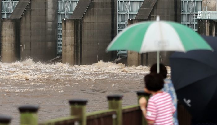 경기 북부 임진강 군남댐 초당 2천톤 물 배출 중...“북한, 통보없이 물 방류 추정”