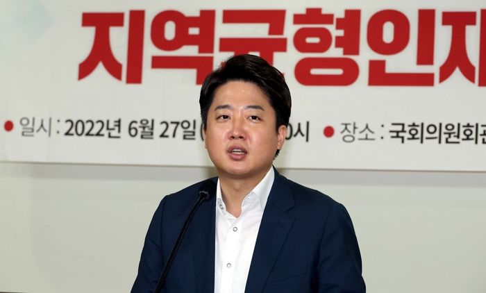 박지원 전 국정원장 “이준석 ‘사형선고’ 받기 전에 물러나야...태양은 둘 아냐”