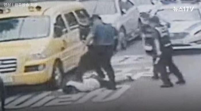 흉기 든 외국인 테이저건 쏘고 발로 짓밟아 제압해 ‘과잉진압’ 논란 일은 경찰의 해명 (영상)