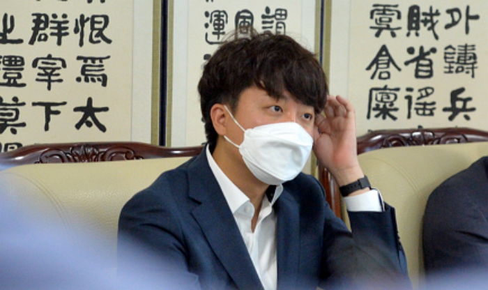 尹 정부 출범 후 첫 정당 지지율 역전...국민의힘 41.9% 민주당 44.5%