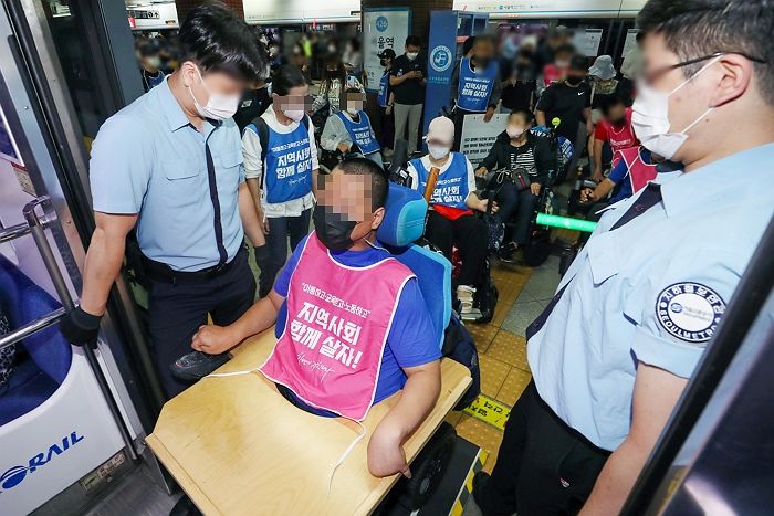 전장연 지하철 시위, 주말엔 안 하고 직장인 출근하는 월요일에 시작한다