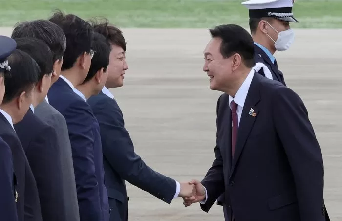 尹 대통령 환송식 불참했던 이준석, 순방 귀국길 ‘깜짝 마중’ 나갔다