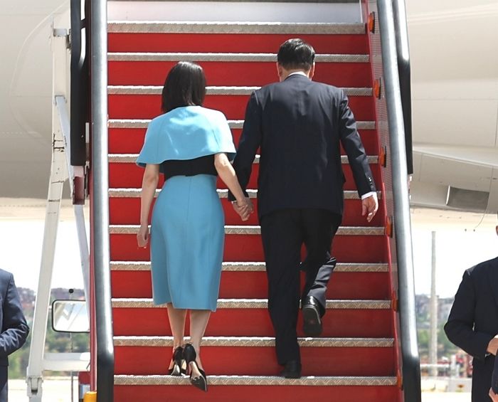 귀국길에도 김건희 여사 손 꼭 잡고 비행기 탄 윤석열 대통령