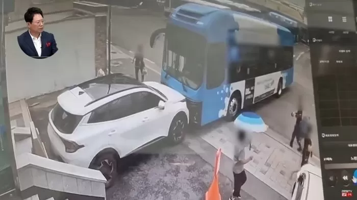 “사이드 브레이크 풀린 버스가 돌진해 뽑은 지 6개월 된 스포티지를 박살냈습니다”