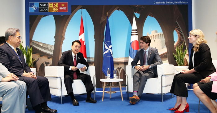 메모지 들고 간 윤 대통령 때문에 ‘소환’돼 욕먹고 있는 문재인 전 대통령의 ‘A4용지 정상회담’