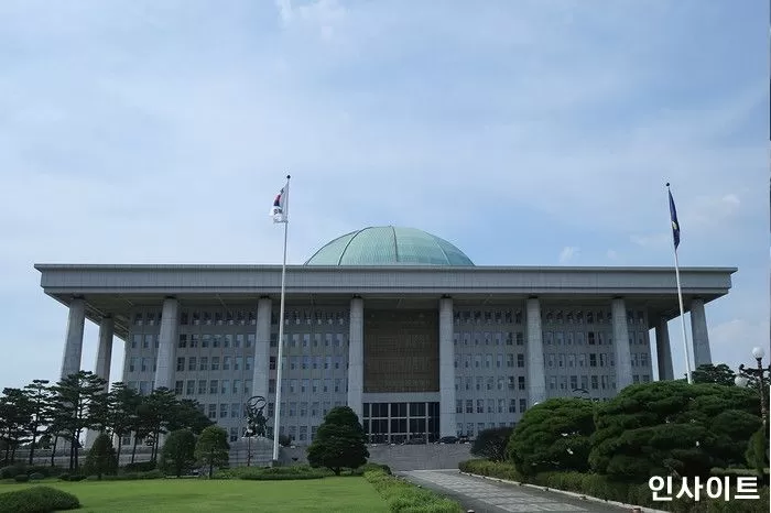 대한민국 국회의원 매달 1285만원 세비받는데 6월 한달간 법안 처리 0건이었다