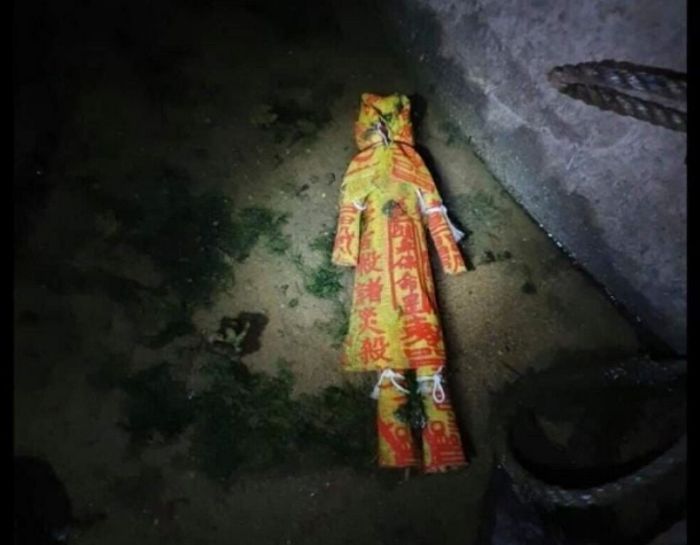 한밤중 낚시터에서 무속인이 만든 ‘저주 인형’ 건져올려 멘붕 온 누리꾼