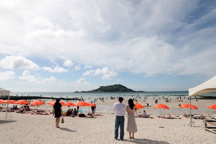 3년 만에 마스크 해제하고 개장한 제주 해수욕장의 실시간 현장 상황