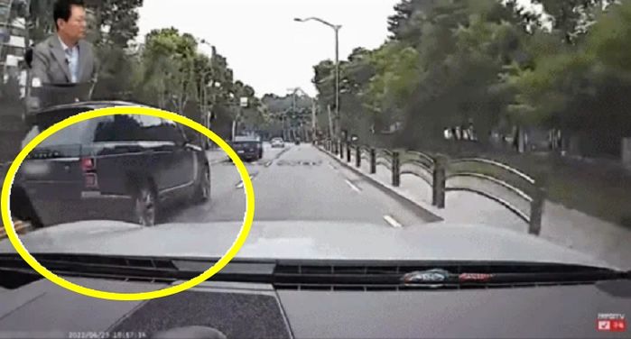 깜빡이 켜자마자 차선 바꿔 2억 포르쉐 박은 랜드로버 차주...“누가 피할 수 있겠냐” (영상)