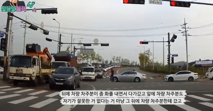 끼어들기에 시비 붙어 도로 위에서 다른 차들 막고 맞짱 뜨는 운전자들 (영상)