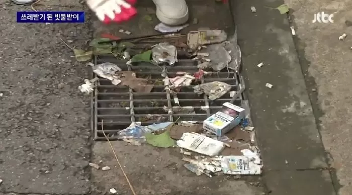 흡연자들이 마구 버린 담배꽁초로 폭우 때 제기능 못한 빗물받이 상황