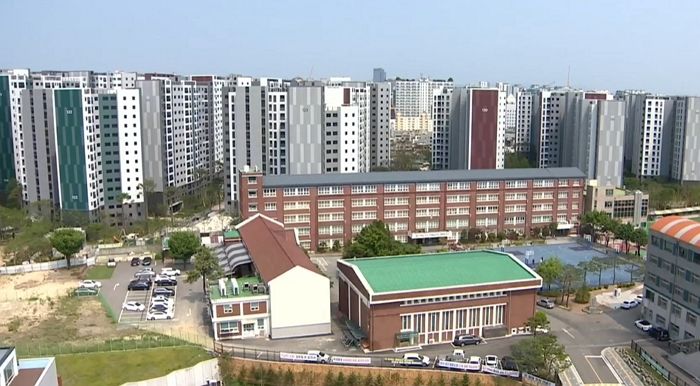 “여자 화장실 다 보여”...10m 거리에 생긴 20층 아파트 때문에 불안감 호소하는 학생들