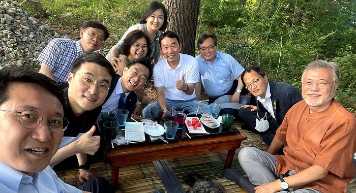 “文정부 실패”라던 현근택과 처럼회 의원들, 양산마을 찾아가 ‘엄지 척’ 인증샷