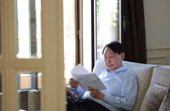 尹 ‘나토 B컷’ 공개...황교익 “수행원이 尹안티”, 변희재 “쇼도 똑바로 못해”