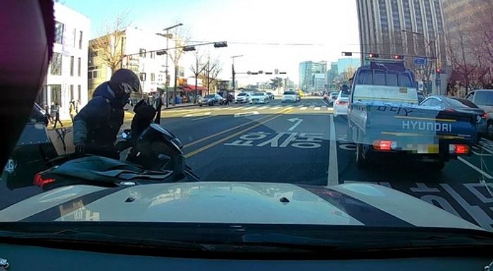 신호위반 고급차 노려 ‘고의사고’ 내고 보험금 1억4천만원 챙긴 오토바이 운전자 (영상)