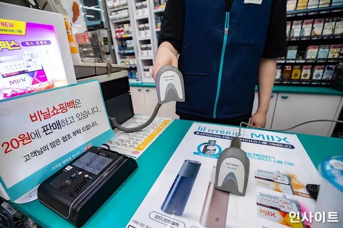 편의점 점주들, 최저임금 또 오르자 “심야 물건값 올려받겠다”