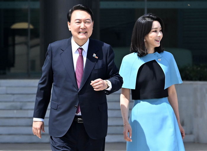 尹 대통령 나토 순방에 대통령실 비서관 ‘민간인’ 아내 동행...전용기 함께 타