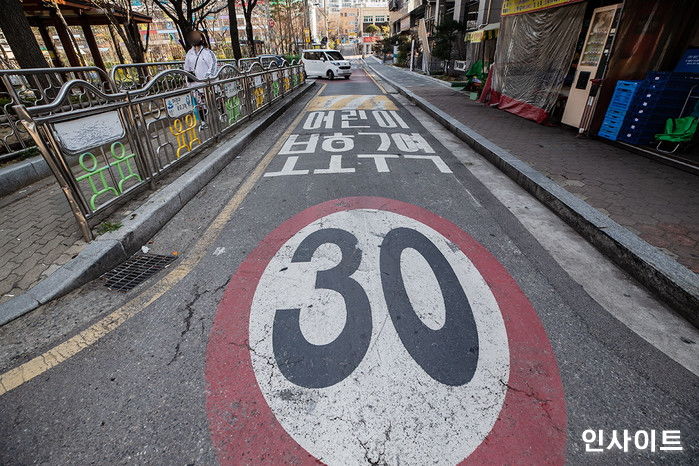 스쿨존 횡단보도, 보행자 없어도 무조건 정차해야...“어기면 범칙금 6만원”
