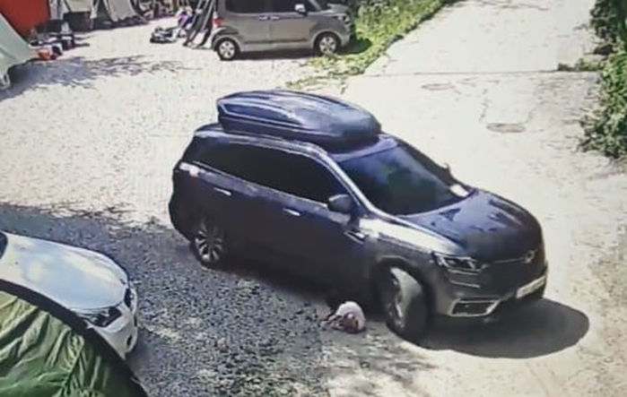 “4살 딸아이가 캠핑장에서 SUV에 깔려 골반뼈가 부러졌습니다”